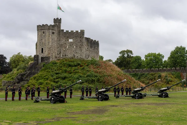 Welsh Flag Half Mast Soldiers Fire Gun Salute Cardiff Castle — Stock Photo, Image