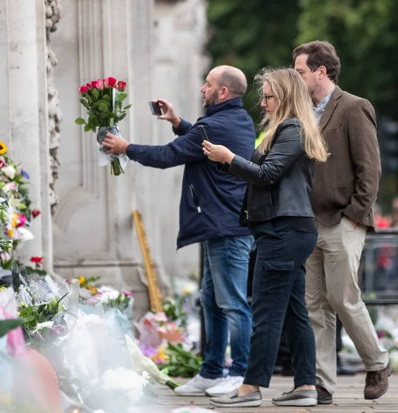 Enlutados Prestam Homenagem Após Morte Sua Majestade Rainha Palácio Buckingham — Fotografia de Stock