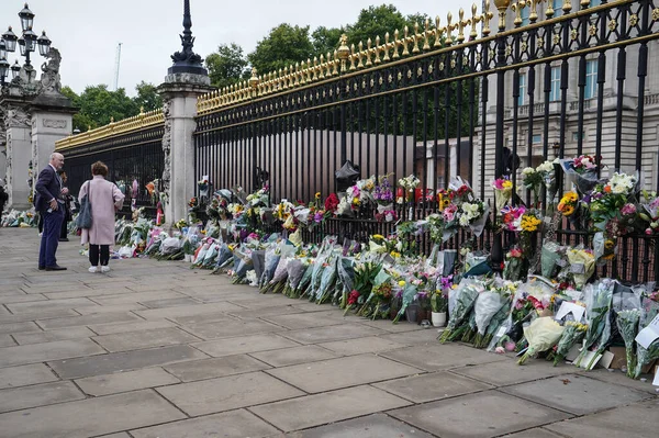 Blumen Werden Vor Den Toren Des Palastes Niedergelegt Während Trauernde — Stockfoto