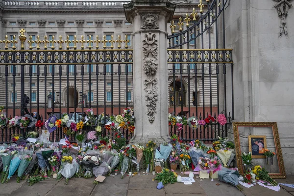 Kwiaty Składane Przy Bramach Pałacu Gdyż Żałobnicy Składają Wyrazy Szacunku — Zdjęcie stockowe