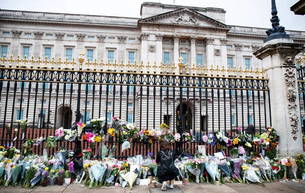 Mourners Pay Respects Passing Her Majesty Queen Buckingham Palace London — Stock Photo, Image