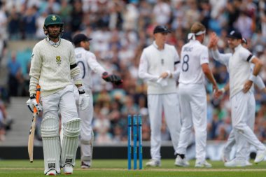 Güney Afrikalı Keshav Maharaj, 10 Eylül 202 'de Kia Oval, Londra' da 5 İngiltere 'nin Güney Afrika' ya açtığı üçüncü LV Sigorta Testi 'nde hapisten çıktıktan sonra
