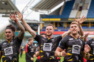 Salford Red Devils oyuncuları, Huddersfield Süper Ligi maçında Huddersfield Giants ve Salford Red Devils 'e karşı John Smith Stadyumu, Huddersfield, Birleşik Krallık, 10 Eylül 202' de oynanan karşılaşmada Huddersfield 'e karşı kazandıkları galibiyeti kutluyorlar.