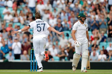 İngiliz Oliver Robinson, Güney Afrikalı Wiaan Mulder 'ı 3 / 5 İngiltere' nin Güney Afrika 'ya karşı Kia Oval, Londra, İngiltere' de 10 Eylül 202 'de gerçekleştirdiği 3.