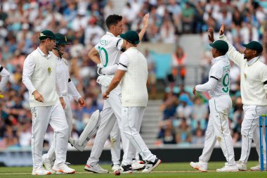 Güney Afrikalı Marco Jansen, İngiltere 'den Zac Crawley' in 10 Eylül 202 'de Kia Oval, Londra, İngiltere' de Güney Afrika 'ya karşı üçüncü LV Sigorta Testi' nde görevden alınmasını kutluyor.