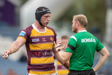 Hakem Robert Hicks, Betfred Süper Lig maçı Huddersfield Giants - Salford Red Devils maçında John Smith Stadyumu, Huddersfield, Birleşik Krallık 'ta 10 Eylül 202 tarihinde Chris Hill # 8.