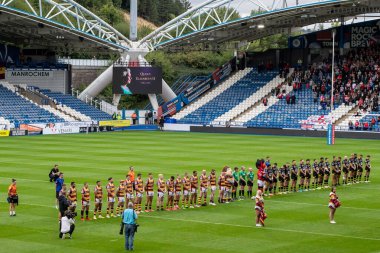 Oyuncular ve taraftarlar, bu hafta vefat eden Majesteleri Kraliçe 2. Elizabeth 'in anısına bir dakikalık saygı duruşunda bulundular. Ardından Betfred Süper Ligi karşılaşması sırasında Ulusal Marş Huddersfield Giants ile Salford Red Devils John Smith' in Stadyumu 'nda karşılaştılar.