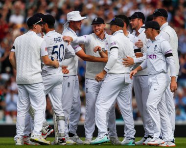 İngiliz James Anderson, Güney Afrikalı Sarel Erwee 'yi takım arkadaşlarıyla birlikte 3 / 5 İngiltere' nin Güney Afrika 'ya karşı Kia Oval, Londra, İngiltere, 10 Eylül 202
