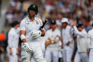 Güney Afrikalı Sarel Erwee, 10 Eylül 202 'de Kia Oval, Londra' da 5 İngiltere 'nin Güney Afrika' ya açtığı üçüncü LV Sigorta Testi 'nde hapisten çıktıktan sonra