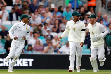 Güney Afrikalı Keegan Petersen, İngiltere 'den Joe Root' un 10 Eylül 202 'de Kia Oval, Londra' da Güney Afrika 'ya karşı yapılan 3 / 5 İngiltere' nin üçüncü LV Sigorta Testi 'nde takım arkadaşlarıyla yakalanmasını kutluyor.