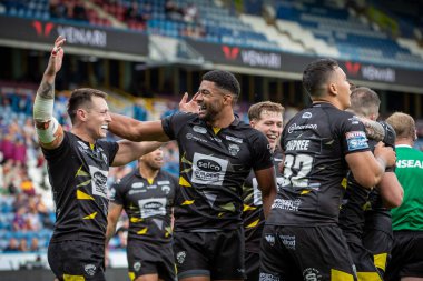 Salford Red Devils 'in 9 numaralı oyuncusu Andy Ackers, 10 Eylül 202' de John Smith 'in Stadyumu' nda oynanan Betfred Süper Lig maçının ikinci yarısındaki skoru 0-26 olarak kutluyor.