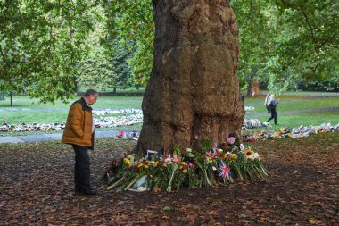 Yas tutan biri Yeşil Par 'da saygısını sunar.