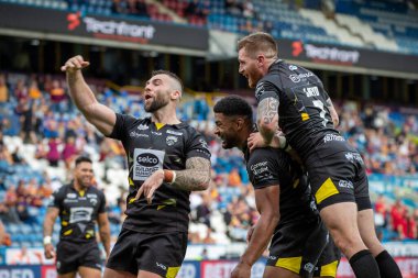 Salford Red Devils 'in 9 numaralı oyuncusu Andy Ackers, 10 Eylül 202' de John Smith 'in Stadyumu' nda oynanan Betfred Süper Lig maçının ikinci yarısındaki skoru 0-26 olarak kutluyor.