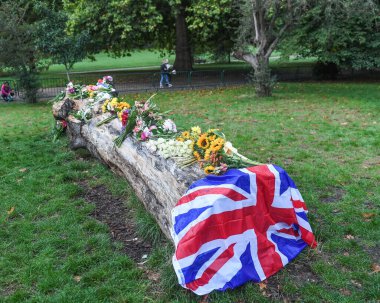 Green Park 'taki Çiçek Haraçları, Queens' in vefatından sonraki ikinci gün, Londra, İngiltere, 10 Eylül 202