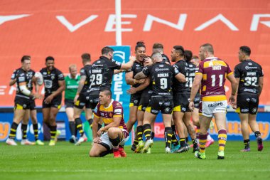 Salford Red Devils oyuncuları, John Smith Stadyumu 'nda oynanan Betfred Süper Lig karşılaşmasında Huddersfield Giants - Salford Red Devils maçında Tuimoala Lolohea # 6' nın dizlerinin üzerine çökmesini kutluyorlar.