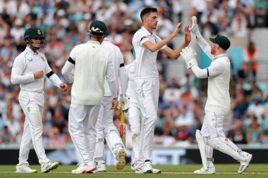 Güney Afrikalı Marco Jansen, İngiltere 'den Zac Crawley' in 10 Eylül 202 'de Kia Oval, Londra, İngiltere' de Güney Afrika 'ya karşı üçüncü LV Sigorta Testi' nde görevden alınmasını kutluyor.