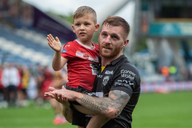 Salford Red Devils 'den Marc Sneyd 10 Eylül 202' de John Smith Stadyumu 'nda oynanan Betfred Süper Lig maçı Huddersfield Giants - Salford Red Devils maçında oğluyla zaferini kutladı.