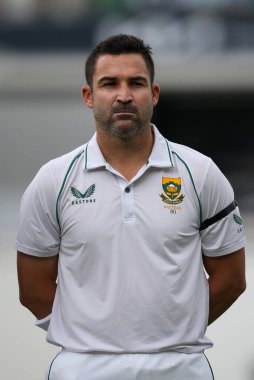 Güney Afrikalı Dekan Elgar, Kraliçe 'nin ölümünden dakikalar sonra İngiltere' nin 10 Eylül 202 'de The Kia Oval, Londra' da Güney Afrika 'ya açtığı 3.