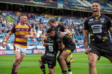 Salford Red Devils 'in 9 numaralı oyuncusu Andy Ackers, 10 Eylül 202' de John Smith 'in Stadyumu' nda oynanan Betfred Süper Lig maçının ikinci yarısındaki skoru 0-26 olarak kutluyor.