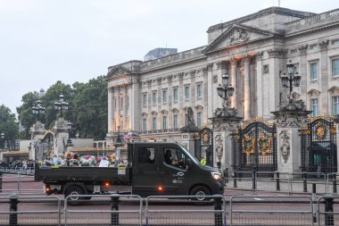 Kraliyet Parkları personeli Buckingham Sarayı 'ndan çiçek vergilerini 10 Eylül 202' de Buckingham Sarayı 'nda Queens' ten geçtikten sonra kaldırdı.