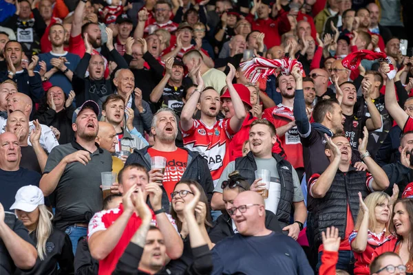 Adeptos Salford Red Devils Torcem Por Sua Equipe Durante Jogo — Fotografia de Stock