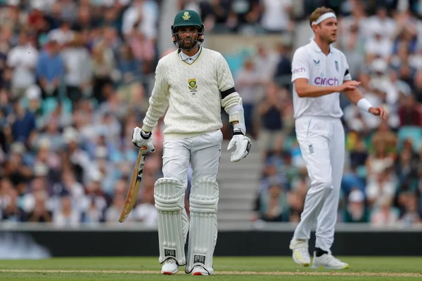 Güney Afrikalı Keshav Maharaj, 10 Eylül 202 'de Kia Oval, Londra' da 5 İngiltere 'nin Güney Afrika' ya açtığı üçüncü LV Sigorta Testi 'nde hapisten çıktıktan sonra
