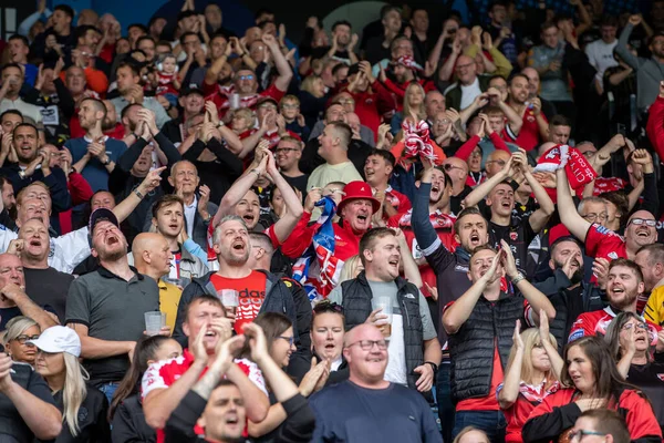 Die Anhänger Der Salford Red Devils Feuern Ihr Team Während — Stockfoto