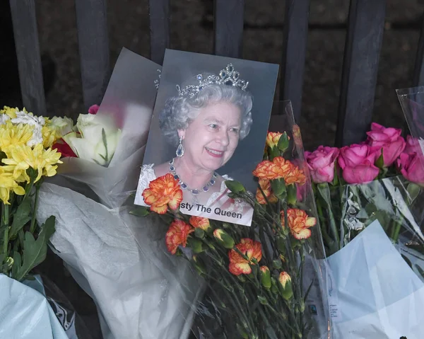 Floral Tributes Green Park Day Queens Passing London United Kingdom — Stock Photo, Image