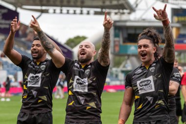 Salford Red Devils oyuncuları, Huddersfield Süper Ligi maçında Huddersfield Giants ve Salford Red Devils 'e karşı John Smith Stadyumu, Huddersfield, Birleşik Krallık, 10 Eylül 202' de oynanan karşılaşmada Huddersfield 'e karşı kazandıkları galibiyeti kutluyorlar.