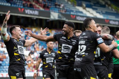 Salford Red Devils 'in 9 numaralı oyuncusu Andy Ackers, 10 Eylül 202' de John Smith 'in Stadyumu' nda oynanan Betfred Süper Lig maçının ikinci yarısındaki skoru 0-26 olarak kutluyor.