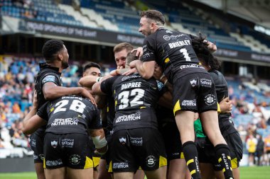 Salford Red Devils 'in 9 numaralı oyuncusu Andy Ackers, 10 Eylül 202' de John Smith 'in Stadyumu' nda oynanan Betfred Süper Lig maçının ikinci yarısındaki skoru 0-26 olarak kutluyor.