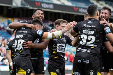 Salford Red Devils 'in 9 numaralı oyuncusu Andy Ackers, 10 Eylül 202' de John Smith 'in Stadyumu' nda oynanan Betfred Süper Lig maçının ikinci yarısındaki skoru 0-26 olarak kutluyor.