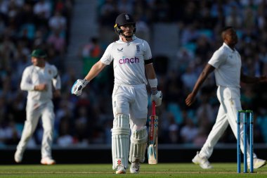 İngiltere 'den Ollie Pope, 10 Eylül 202' de Kia Oval, Londra 'da 5 İngiltere' nin Güney Afrika 'ya açtığı üçüncü LV Sigorta Testi' nde tahliye olduktan sonra