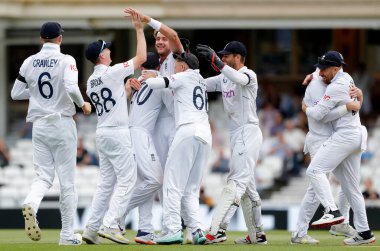 İngiliz Stuart Broad, 11 Eylül 202 'de Londra' nın başkenti Kia Oval 'de oynanan LV Sigorta Deneme Maçı sırasında Güney Afrikalı Dekan Elgar' ın görevden alınmasını kutluyor.