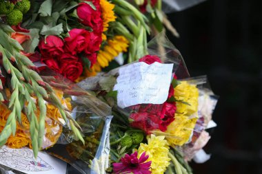 Kraliçe 'nin vefatından sonra 3 gün boyunca yas tutan Kraliçe için Buckingham Sarayı, Londra, İngiltere, 11 Eylül 202' de taziyelerini sunan çiçek ve bir not.