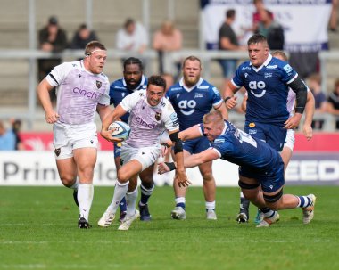 Northampton Azizleri Alex Mitchell, Gallagher Premiership maçında Sale Sharks Northampton Saints 'e karşı AJ Bell Stadyumu, Eccles, İngiltere' de 11 Eylül 202 'de oynanan maçta Satış Köpekbalıkları Matt Postlethwaite' ı geçti.