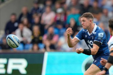 Sale Sharks, Sam James Gallagher Premiership maçında pas veriyor. Sale Sharks, Northampton Saints 'e karşı. AJ Bell Stadyumu, Eccles, İngiltere, 11 Eylül 202
