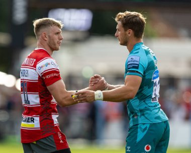 Gloucester Rugby 'den Ollie Thorley, Wasps Rugby' den Josh Bassett 'i 11 Eylül 202' de Kingsholm Stadyumu 'nda oynanan Gallagher Premiership karşılaşmasında son düdük çaldıktan sonra teselli ediyor.