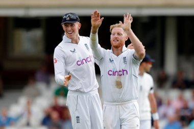 İngiliz Ben Stokes, 11 Eylül 202 'de Kia Oval, Londra, İngiltere' de oynanan LV Sigorta Testi maçında Güney Afrika 'ya karşı Zak Crawley ile birlikte Güney Afrikalı Sarel Erwee' nin görevden alınmasını kutladı.