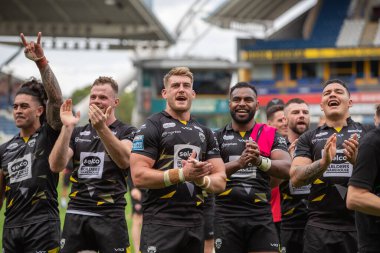 Salford Red Devils oyuncuları, Huddersfield Süper Ligi maçında Huddersfield Giants ve Salford Red Devils 'e karşı John Smith Stadyumu, Huddersfield, Birleşik Krallık, 10 Eylül 202' de oynanan karşılaşmada Huddersfield 'e karşı kazandıkları galibiyeti kutluyorlar.