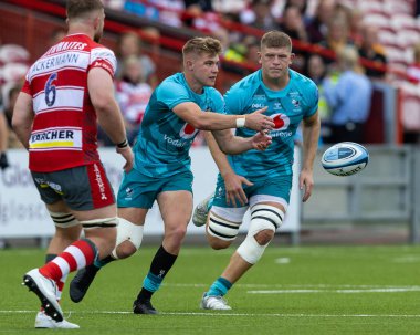 Wasps Rugby 'den Charlie Atkinson Gallagher Premiership maçında Kingsholm Stadyumu' nda oynanan Rugby vs Wasps maçında pas attı.