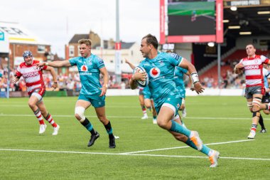 Wasps Rugby 'den Burger Odendaal, 11 Eylül 202' de İngiltere 'nin Kingsholm Stadyumu' nda oynanan Gallagher Premiership maçında Gloucester vs Wasps maçında gol atmak için yarışıyor.