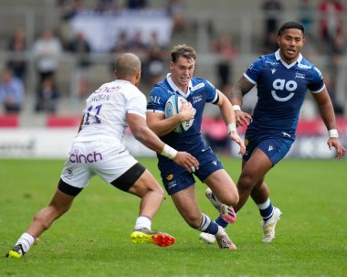 Satış Köpekbalığı Tom Roebuck, Gallagher Premiership maçında Northampton Saints Courtnall Skosan 'da koşuyor. 11 Eylül 202' de AJ Bell Stadyumu 'nda Sale Sharks Northampton Saints' e karşı.