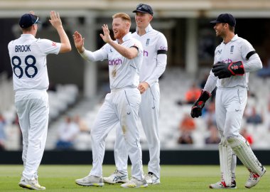 İngiliz Ben Stokes, 11 Eylül 202 'de Kia Oval, Londra, İngiltere' de oynanan LV Sigorta Testi karşılaşmasında Güney Afrika 'ya karşı Harry Brook ile birlikte Güney Afrikalı Sarel Erwee' nin görevden alınmasını kutladı.