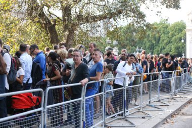 Yas tutanlar, Majesteleri Kraliçe 'nin 11 Eylül 202' de Buckingham Sarayı 'nda vefat etmesinin ardından üçüncü gün saygılarını sunmak için uzun kuyruklar oluşturdular.