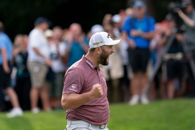 Jon Rahm (ESP), BMW PGA 2022 Şampiyonası 'nda 11 Eylül 202' de Wentworth Club, Virginia Water, İngiltere 'de bir kartalın ilk 16' ya girmesi için öne geçiyor.