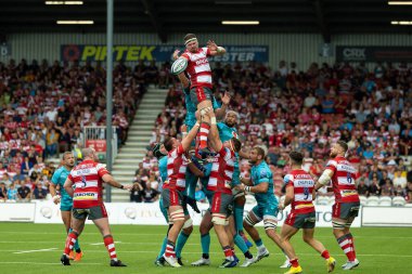 Gloucester Rugby 'den Alex Craig, 11 Eylül 202' de Kingsholm Stadyumu, Gloucester 'da oynanan Gallagher Premiership maçında topu güvenceye almak için atlıyor.