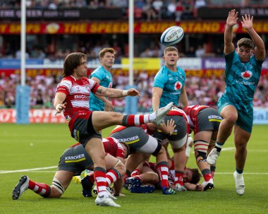 Wasps Rugby 'den Dan Frost, Gallagher Premiership maçında Gloucester vs Wasps' a karşı Kingsholm Stadyumu, Gloucester, İngiltere, 11 Eylül 202 'de oynanan karşılaşmada hücum girişiminde bulunurken, Gloucester Rugby' den Ben Meehan şutunu atıyor.