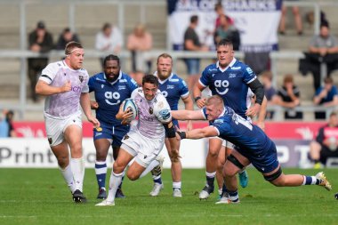 Northampton Azizleri Alex Mitchell, Gallagher Premiership maçında Sale Sharks Northampton Saints 'e karşı AJ Bell Stadyumu, Eccles, İngiltere' de 11 Eylül 202 'de oynanan maçta Satış Köpekbalıkları Matt Postlethwaite' ı geçti.