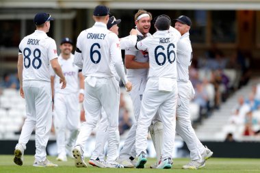 İngiliz Stuart Broad, Güney Afrikalı Ryan Rickelton 'ı Harry Brook, Zak Crawley ve Joe Root ile birlikte LV Sigorta Deneme Maçı' nda İngiltere ile Güney Afrika arasındaki The Kia Oval, Londra, İngiltere, 11 Eylül 202
